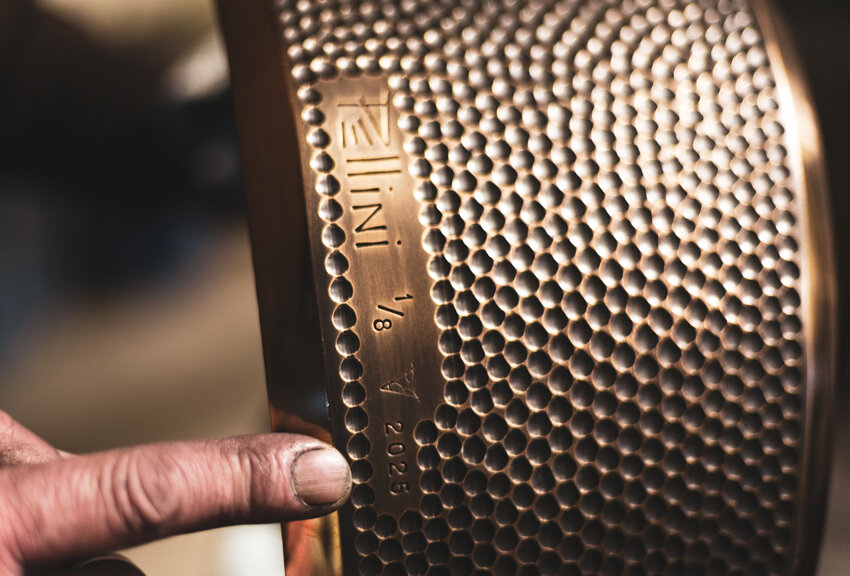 © Johann Marin-Thiery. Chaque sculpture est signée, numérotée et millésimée de l’année de la coulée. Ici une œuvre de Gé Pellini.