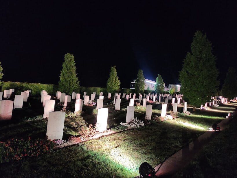 beaucoup d’émotion de passer devant toutes ces tombes de soldats australiens et Neozélandais pour assister à la cérémonie.
