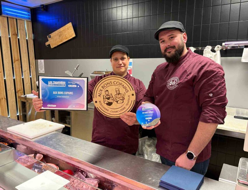 Les deux associés ont reçu un trophée du commerce par la CCI de l'Aisne.