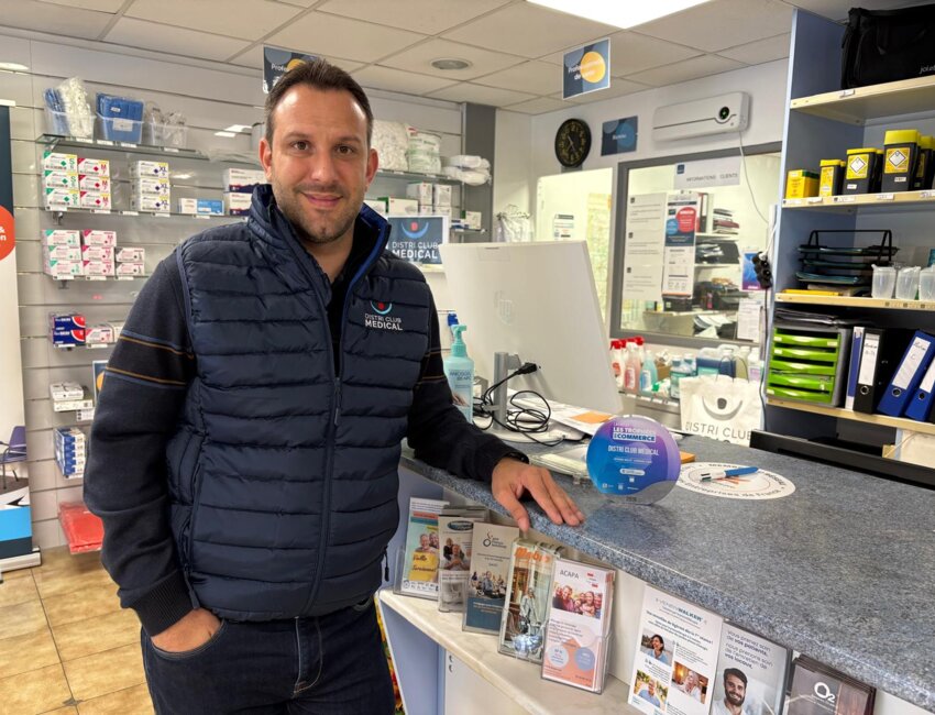 Thomas Renaux avec le trophée du commerce remis par la CCI 02.