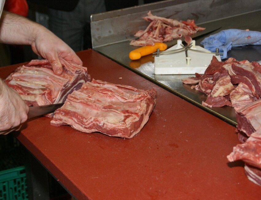 Dans les métiers de bouche, les hausses des coûts des matières premières, notamment de la viande, pèsent directement sur les artisans bouchers. © Pixabay
