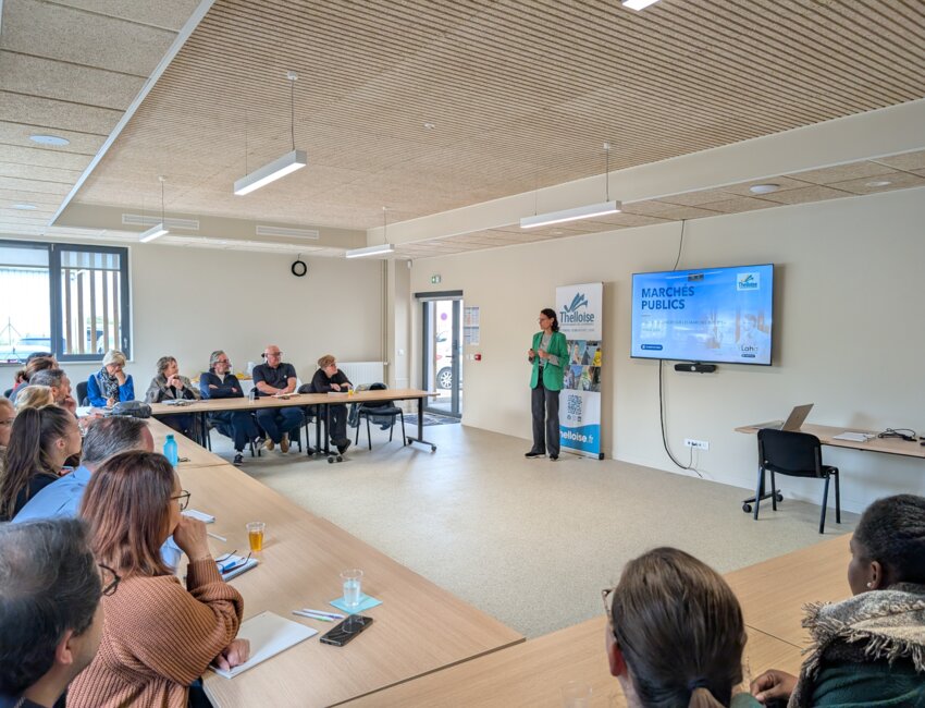 La matinale dédiée à la commande publique a rassemblé une trentaine de participants. © Aletheia Press / DLP