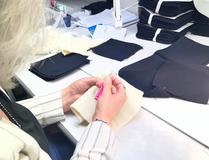 L’atelier de raccoutrage, un savoir-faire séculaire, préservé et jalousement transmis : il faut des années pour acquérir la dextérité nécessaire. Copyright SN APM