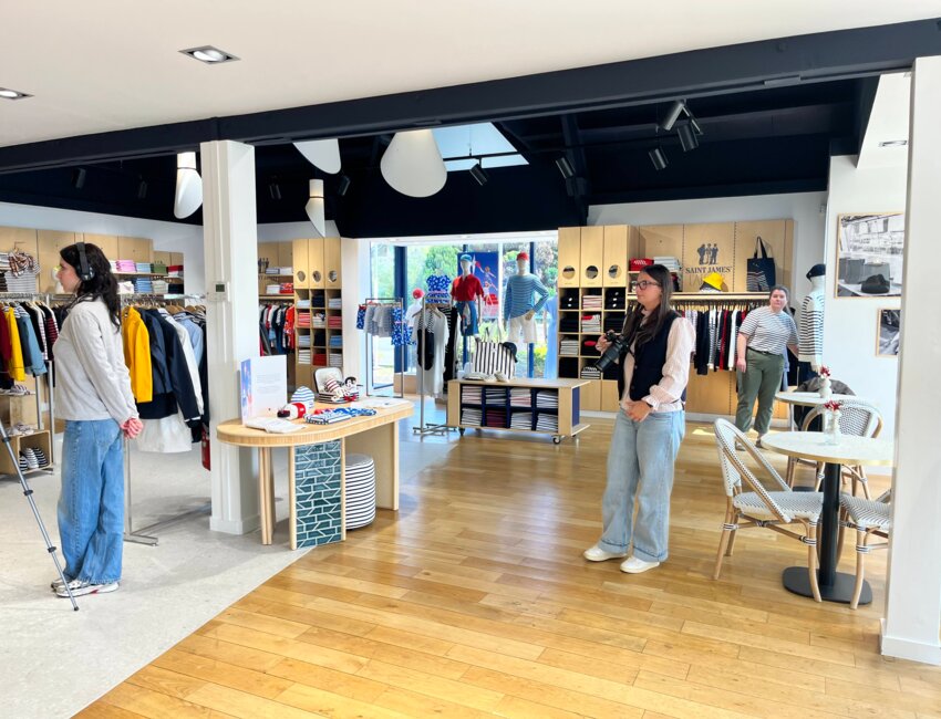 La nouvelle boutique « vitrine », inventée avec des acheteurs coréens :  le Café Saint James de Saint-James (50).Copyright SN APM