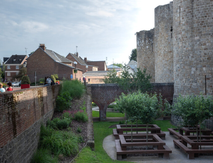 Le Jardin de la Paix irlandais et nord-irlandais, «Le Jardin d'Eutychia», dans les douves du château de Péronne. © Yann Monel