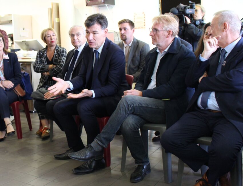 Le ministre Philippe Baptiste aux côtés du maire d'Amiens, Frédéric Fauvet.