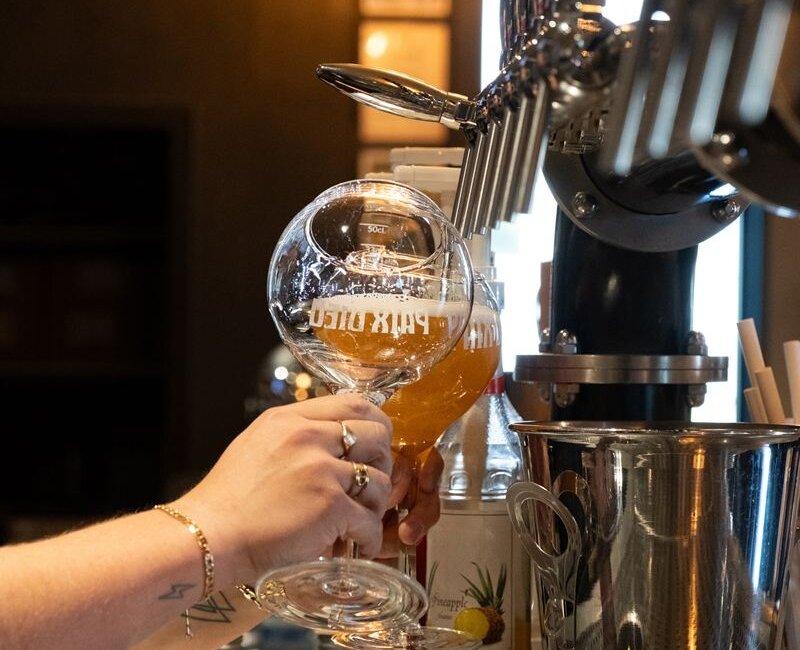 Huit bières pression au Comptoir du Malt. © Cyrille Struy