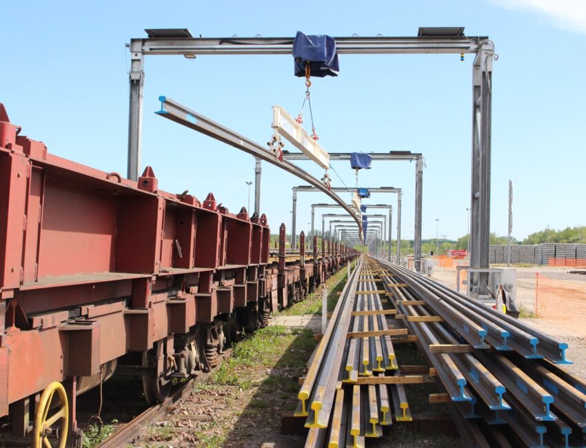 La préparation des rails de 600 mètres pour le chantier de nuit.