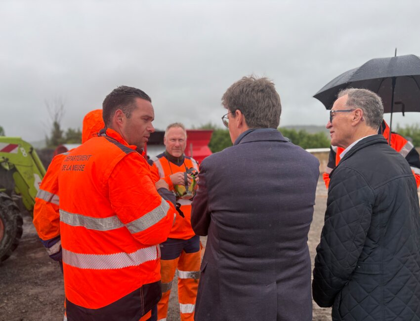 © Alexandra MARQUET- Discussion entre des agents des routes et le président du département de la Meuse, sur le terrain