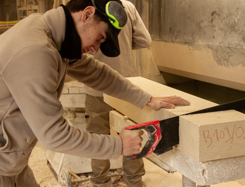 Dans les ateliers,  les artisans travaillent chaque pièce au millimètre afin de répondre aux exigences de leurs clients. © Anne-Sophie Crombez