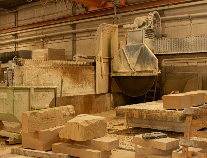 Première étape du façonnage :  les blocs sont débités avant d’être travaillés par les artisans. © Anne-Sophie Crombez