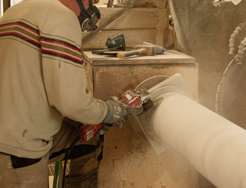Dans les ateliers,  les artisans travaillent chaque pièce au millimètre afin de répondre aux exigences de leurs clients. © Anne-Sophie Crombez