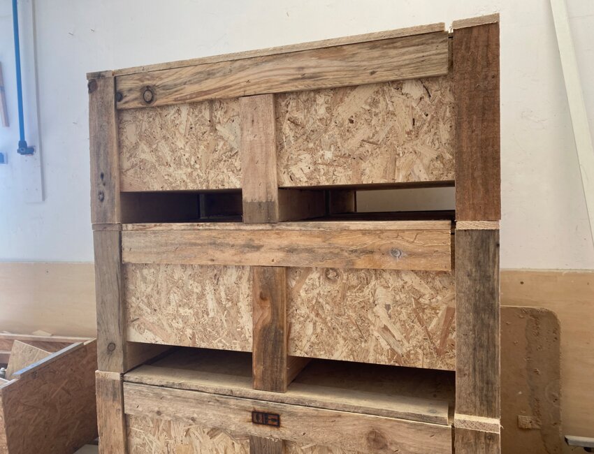 Des caisses de transport fabriquées sur mesure par l’atelier menuiserie.