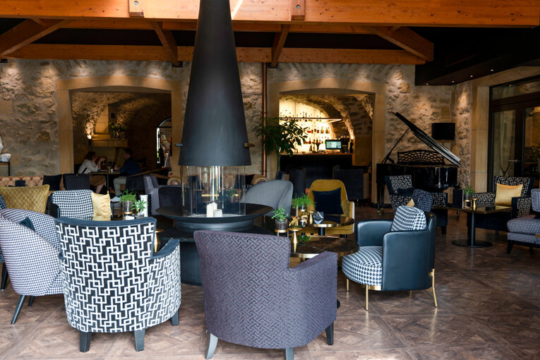 © Laurence Deleau. Matériau et mobilier choisis avec goût par le propriétaire des lieux.