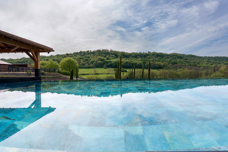 © Laurence Deleau. Piscine avec vue sur le Pays des Trois Frontières.