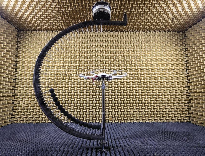 Salle acoustique de l'ONERA, similaire à celle dans laquelle se sont déroulés les tests des drones. ©Icam