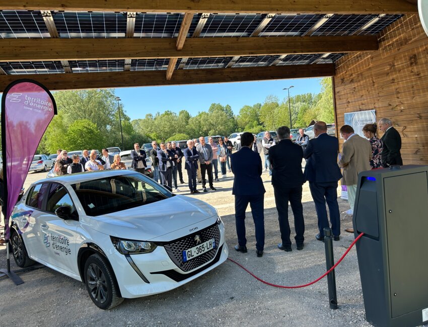 Accessible au public, la borne de recharge vient compléter l’offre de services proposée aux visiteurs, tout en accompagnant l’évolution des usages.
