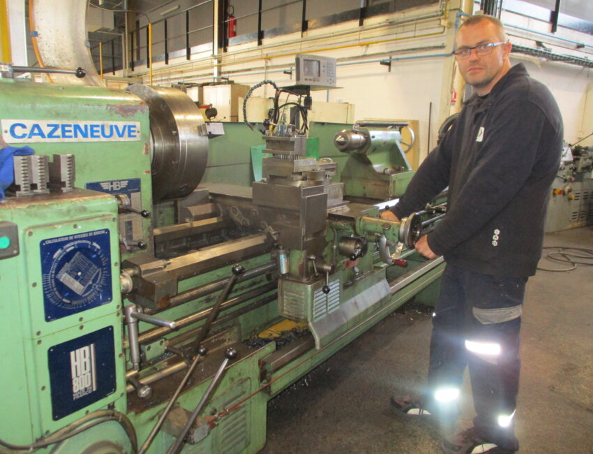 Les équipes mettent leur savoir-faire au service de la fabrication de pièces mécaniques de haute précision.