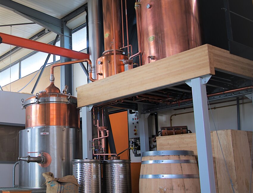 Une partie de l’outil de production de la distillerie Ergaster, spécialisée dans la fabrication artisanale de whiskies, gins et rhums biologiques. © Distillerie Ergaster