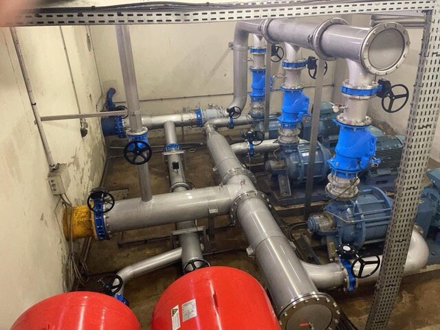 Les équipes de Veneque réalisent l'installation d'équipements hydrauliques sur des infrastructures de traitement et de stockage de l’eau. © Veneque