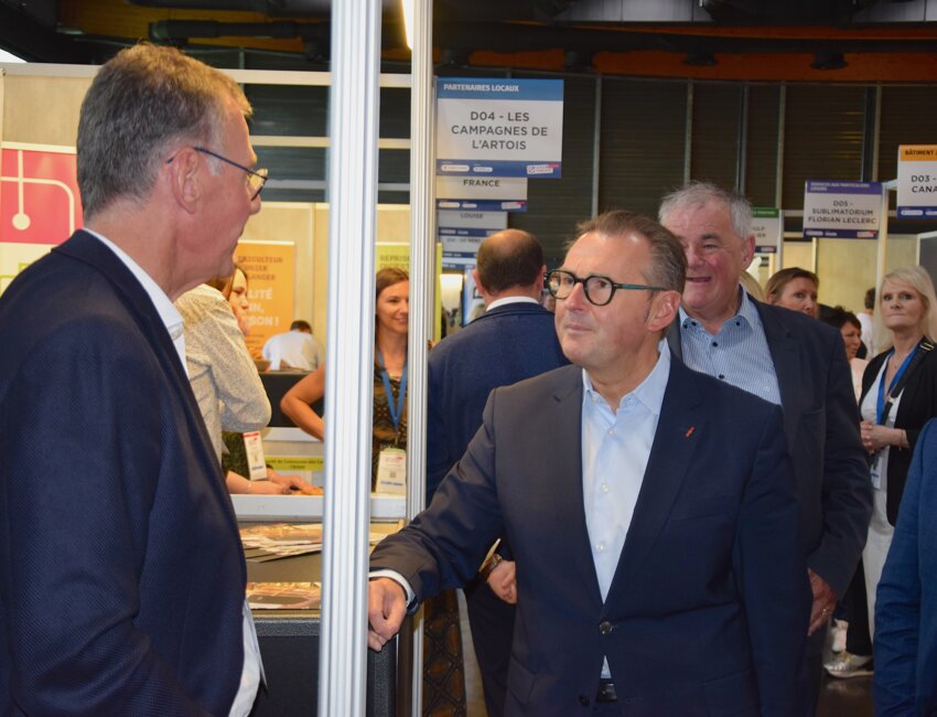 Frédéric Leturque, maire d’Arras, était en visite ce jeudi au Forum Franchise en compagnie de Jean-Marc Devise, président de la CCI Artois.