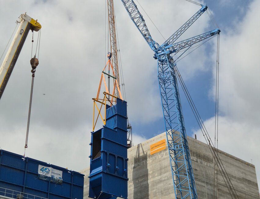 L’opération de levage réalisée ce mardi concernait l’un des composants de la chaudière de près de 40 tonnes, déposé à 50 mètres de hauteur.