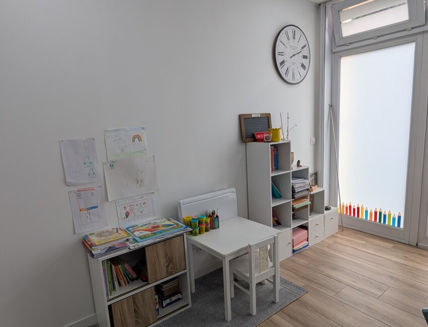 Avec les enfants, la rééducation passe beaucoup par le jeu et la manipulation. © Aletheia Press / D. La Phung