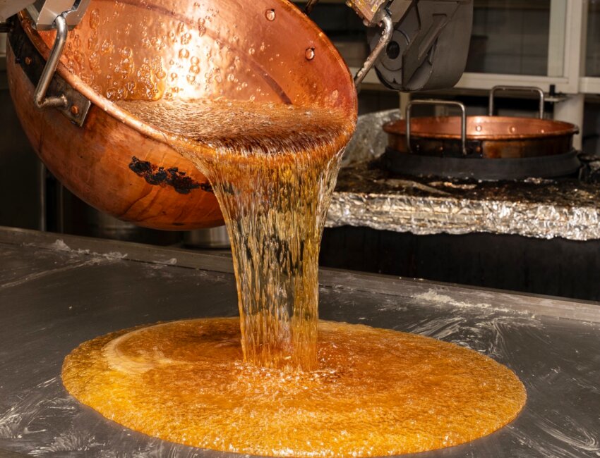 © Laurence Deleau-  La méthode ancestrale de fabrication fait partie de l’ADN de la confiserie de Plainfaing.