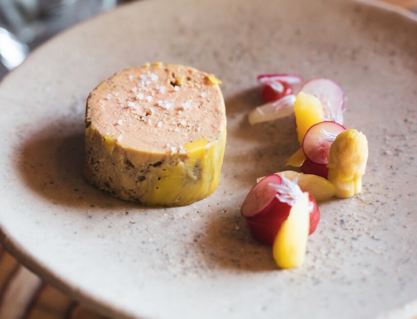 © Johann Marin-Thiery- Foie gras de canard cuit au chalumeau, gel de fraise d’Alsace, asperges lactofermentées et radis frais.