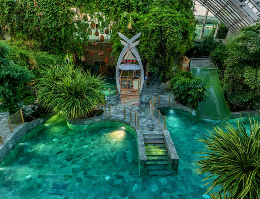 © Center Parcs. Cœur battant du domaine, l’Aqua Mondo peut accueillir 1.500 baigneurs simultanément.