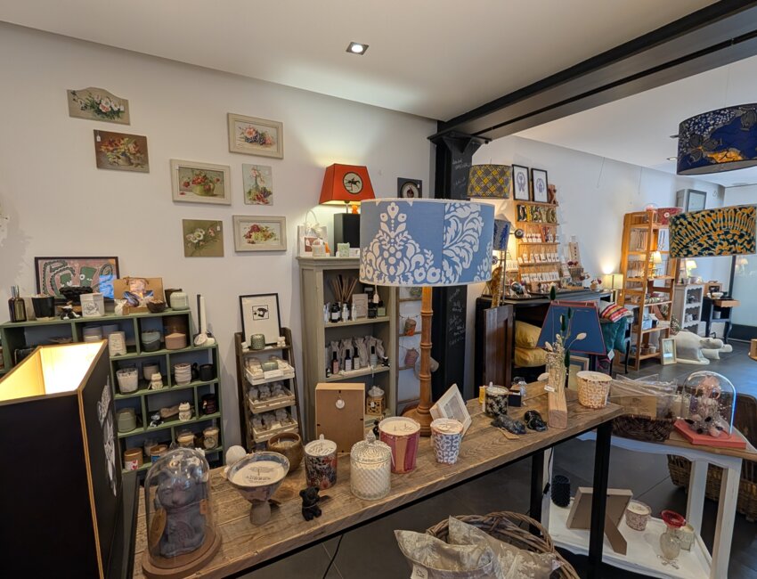 Meubles chinés et retravaillés, bougies, bijoux, sculptures, cosmétiques naturelles, créations textiles… l’offre de Kraft est très variée. © Aletheia Press / D. La Phung