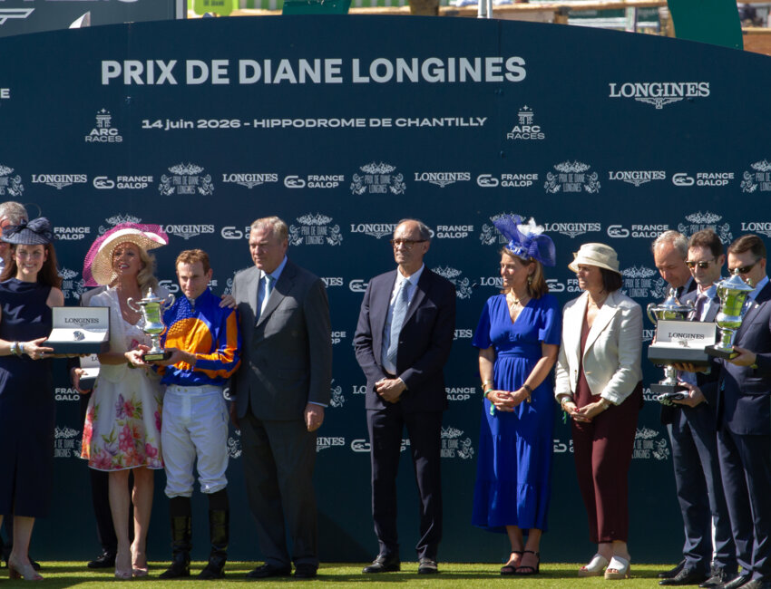 Eric Woerth, président du PMU, entouré de l'entourage du vainqueur. © Anne-Sophie Combrez
