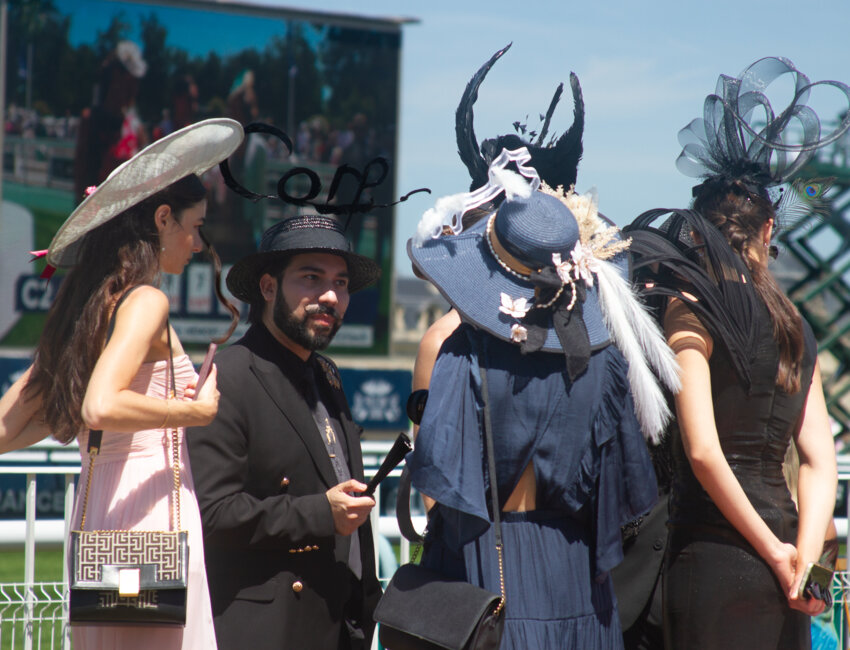 Plumes et rubans aux rendez-vous  sur les chapeaux. © Anne-Sophie Combrez