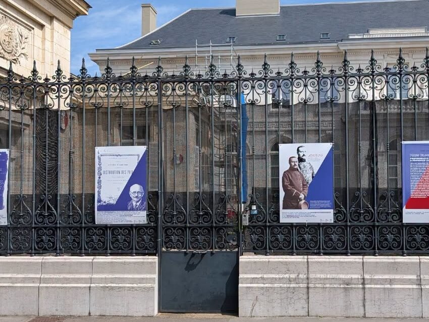 L'exposition reste visible sur les grilles de la préfecture. © Préfecture de la Somme
