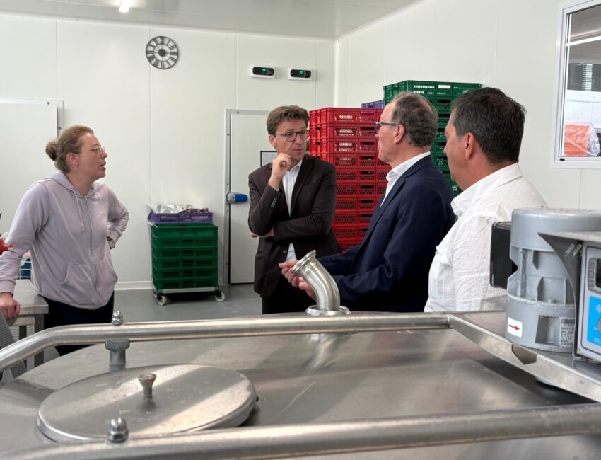 © Le président Dumont a été à la rencontre du GAEC de la Voie Sacrée, spécialisée dans la transformation de lait entier en yaourt et fromage blanc.