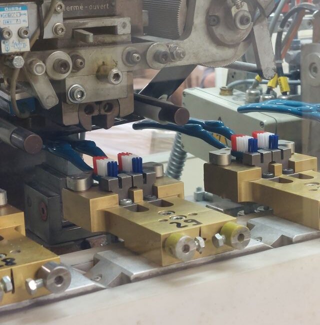 Si des machines sont automatisées, l'essentiel de la fabrication est réalisée à la main. © La Brosserie Française
