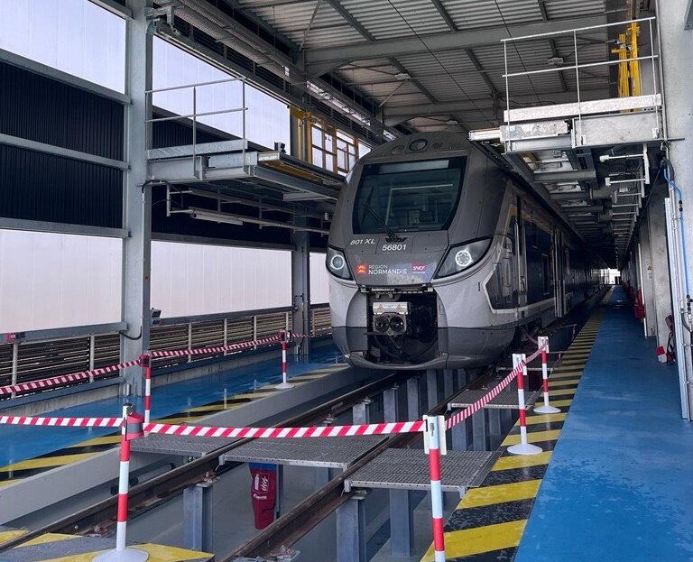 La nouvelle voie « disponibilisante », aussi appelée voie « chocs », du site de maintenance ferroviaire de Sotteville-lès-Rouen.
