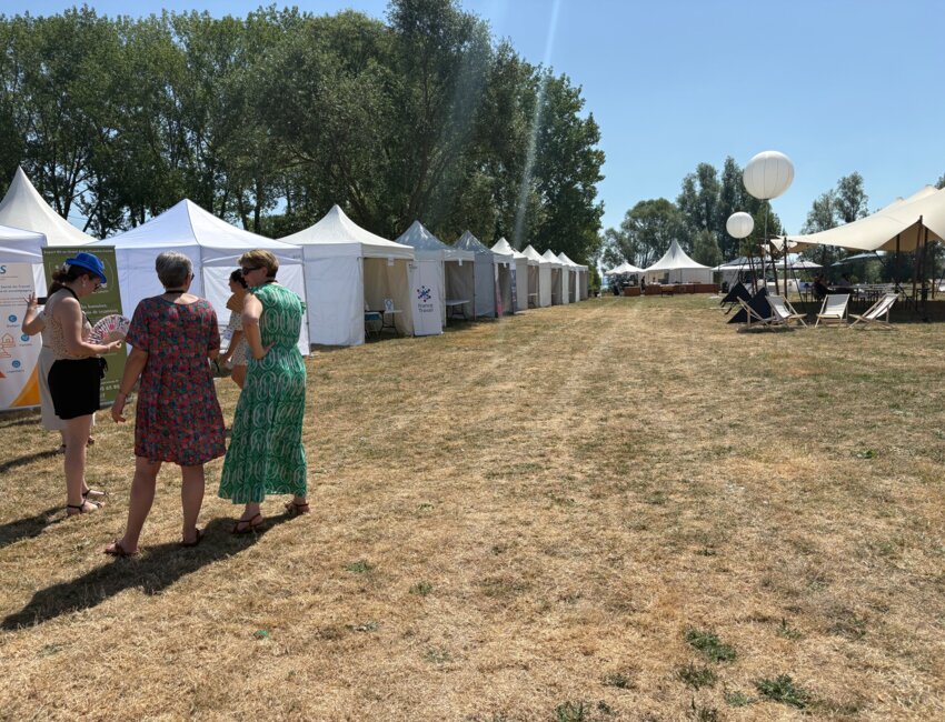 © Alexandra Marquet- Le village des partenaires sous le soleil.