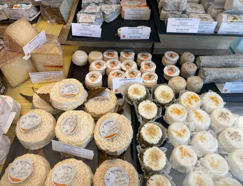 Il propose une centaine de produits.