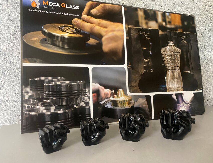 Coulé dans le moule, le verre devient flacon.