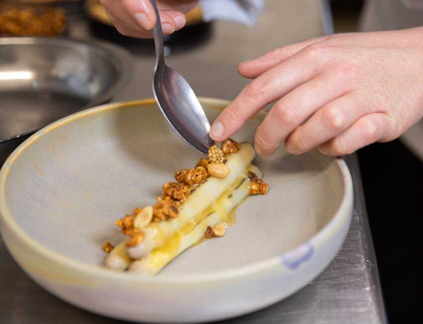 La recette de la cheffe : Asperges blanches du Cambrésis, praliné cacahuètes. © Lena Heleta