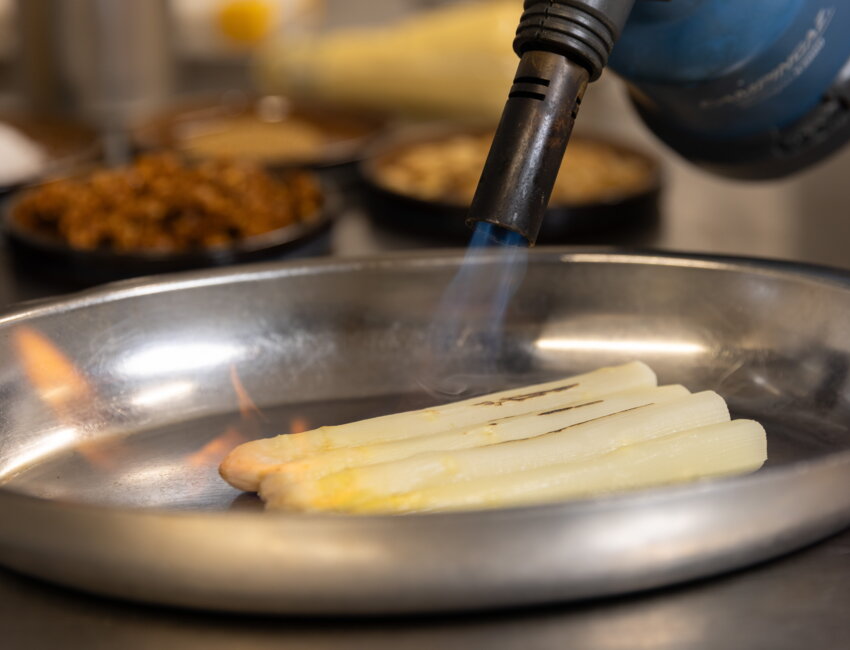 La recette de la cheffe : Asperges blanches du Cambrésis, praliné cacahuètes. © Lena Heleta