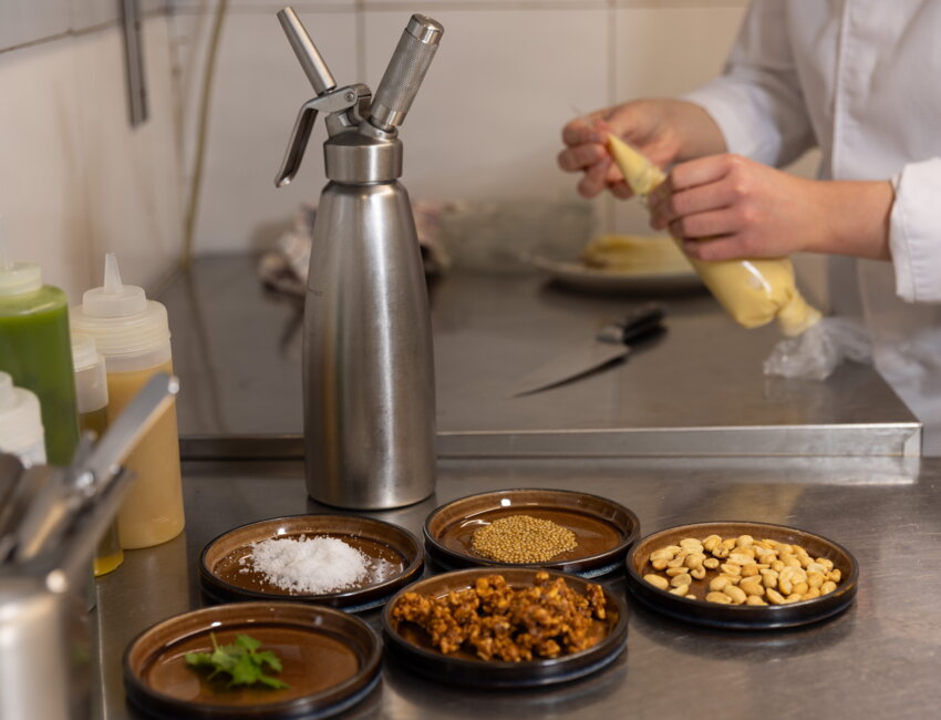La recette de la cheffe : Asperges blanches du Cambrésis, praliné cacahuètes. © Lena Heleta