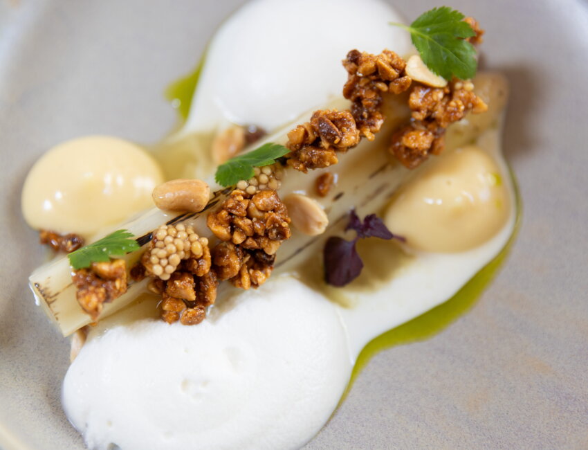 La recette de la cheffe : Asperges blanches du Cambrésis, praliné cacahuètes. © Lena Heleta