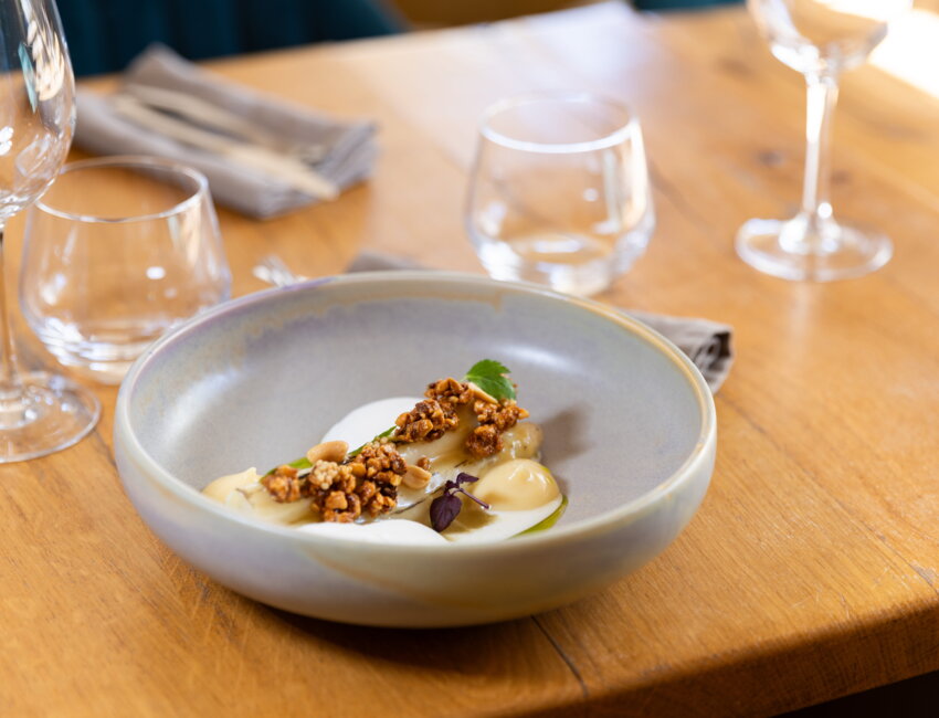 La recette de la cheffe : Asperges blanches du Cambrésis, praliné cacahuètes. © Lena Heleta
