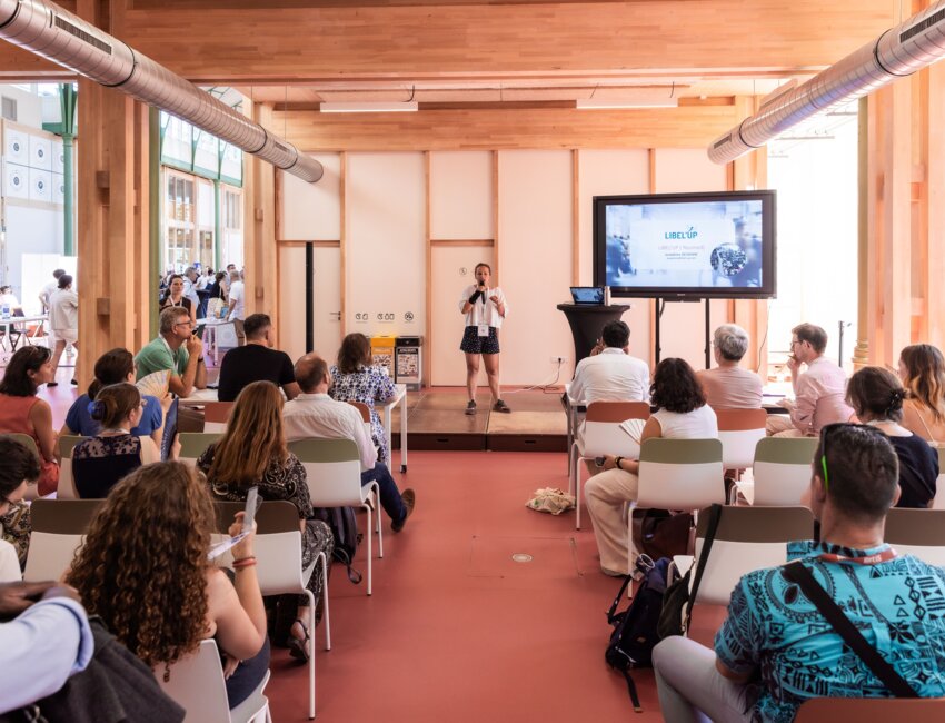 Les porteurs de projets pitchent leurs solutions devant un jury. ©Lena Heleta