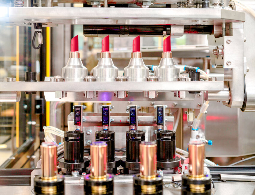 Une ligne de production des rouges à lèvres. ©Eric Larrayadieu-L'Oréal Opérations