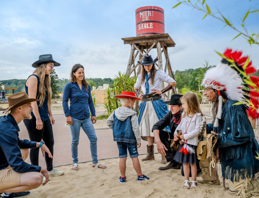 Cowboy et Indiens se baladent au parc. © Mer de Sable