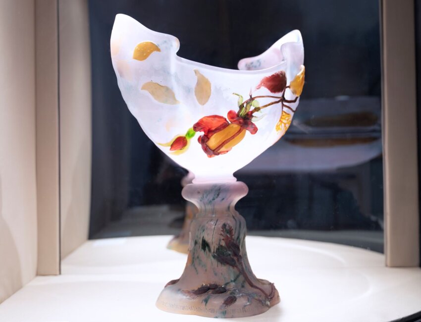 © Laurence Deleau. Coupe Rose de France ou coupe Simon (1901) par Émile Gallé.
