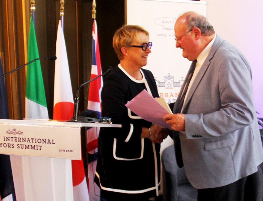 ©E.Varrier. Michel Fournier, ministre délégué à la Ruralité a reçu la Déclaration de Nancy des mains de Nathalie Appéré, première vice-présidente de France Urbaine.